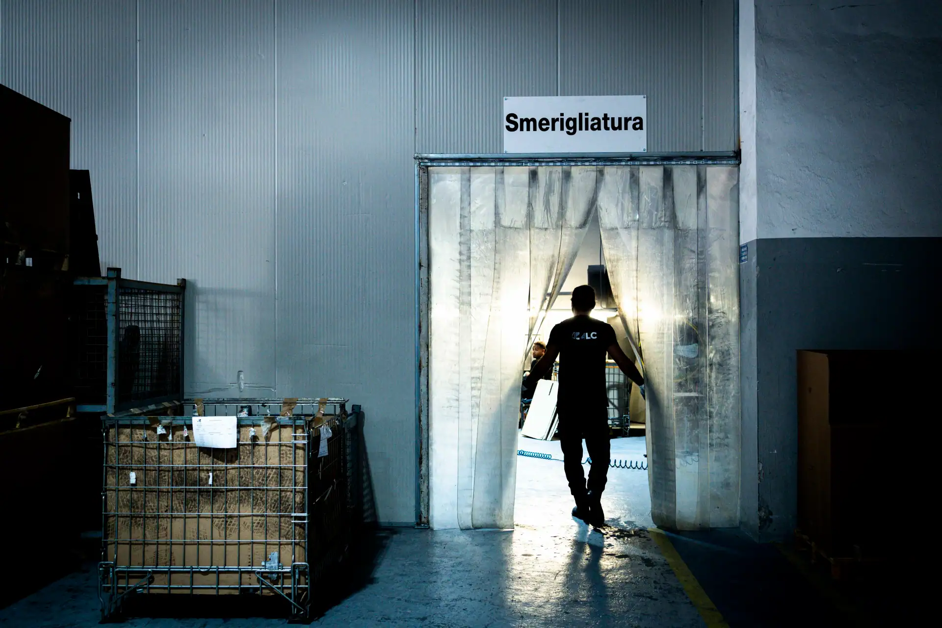 Fase di smerigliatura dei componenti metallici